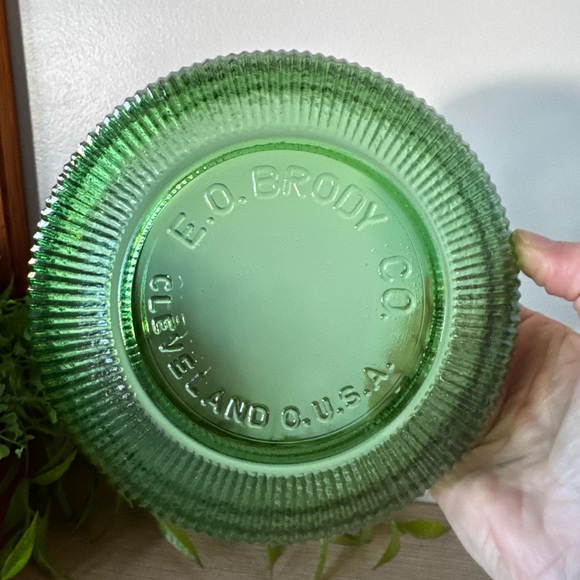 Emerald Ribbed Glass Bowl - Picture 4 of 5